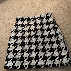 H&M size 6 black and white mini skirt.